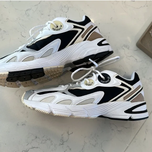 Adidas (WMNS) Astir 'White Black' - Picture 3 of 9